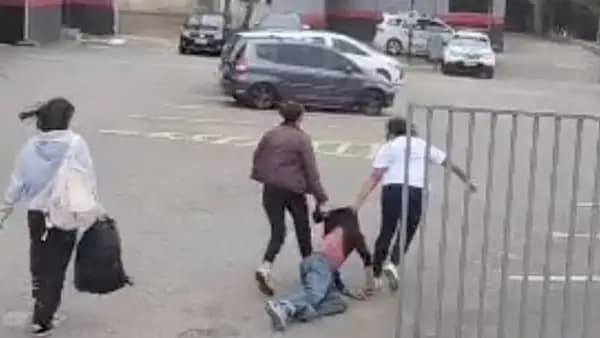 VÍDEO: Suspeito de assédio é agredido e arrastado por mulheres até delegacia