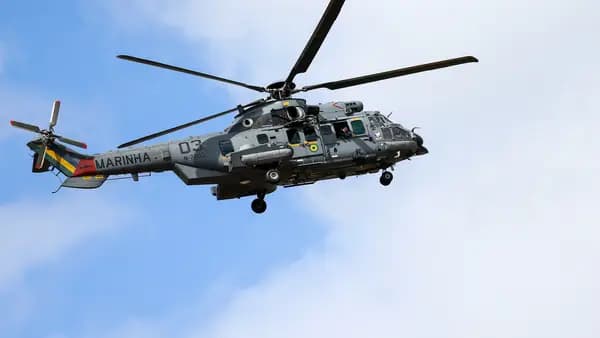 VÍDEO: helicóptero da Marinha cai e duas pessoas morrem em GO