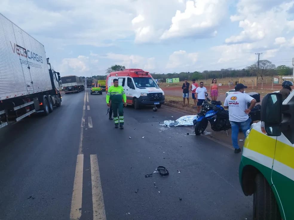 Motociclista morre e duas pessoas ficam feridas na BR-153, em Gurupi-TO