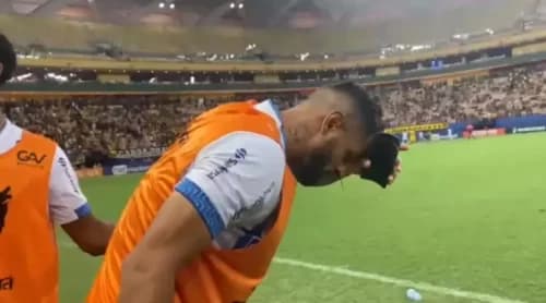 VÍDEO: Zagueiro do Paysandu é agredido durante jogo e acusa presidente do Amazonas FC