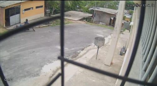 VÍDEO: Dupla tenta realizar assalto e ‘se dá mal’ ao cair de moto, em Manaus