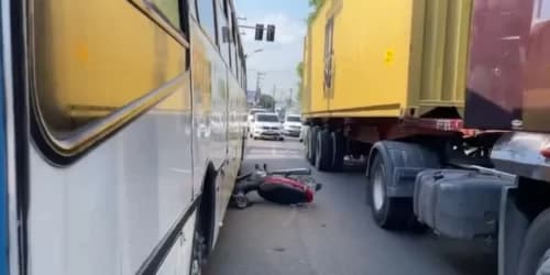 VÍDEO: Mãe e filha escapam da morte após moto parar embaixo de ônibus, em Manaus
