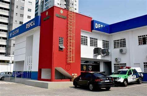 Em Manaus, mãe é presa por agredir filho de 13 anos com ventilador e terçado