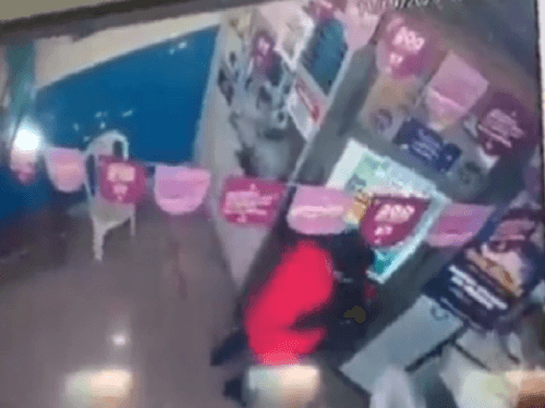 VÍDEOS: Trio rende clientes, assalta lotérica e atira em rosto de funcionário no AM