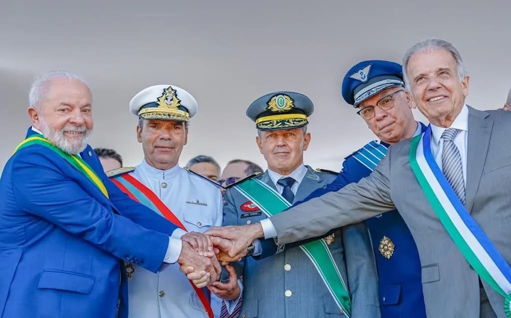 Lula participa de desfile de 7 de setembro com chefes militares e dos 3 Poderes
