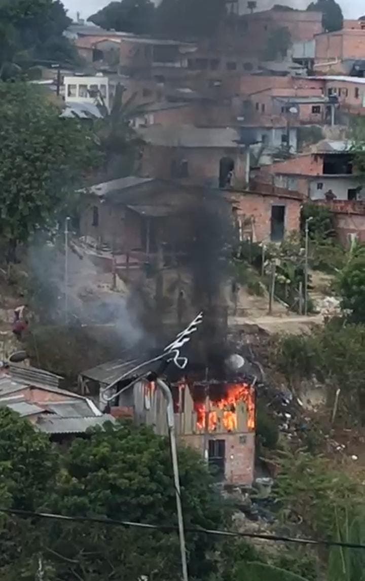 Incêndio atinge casa no bairro Alfredo Nascimento