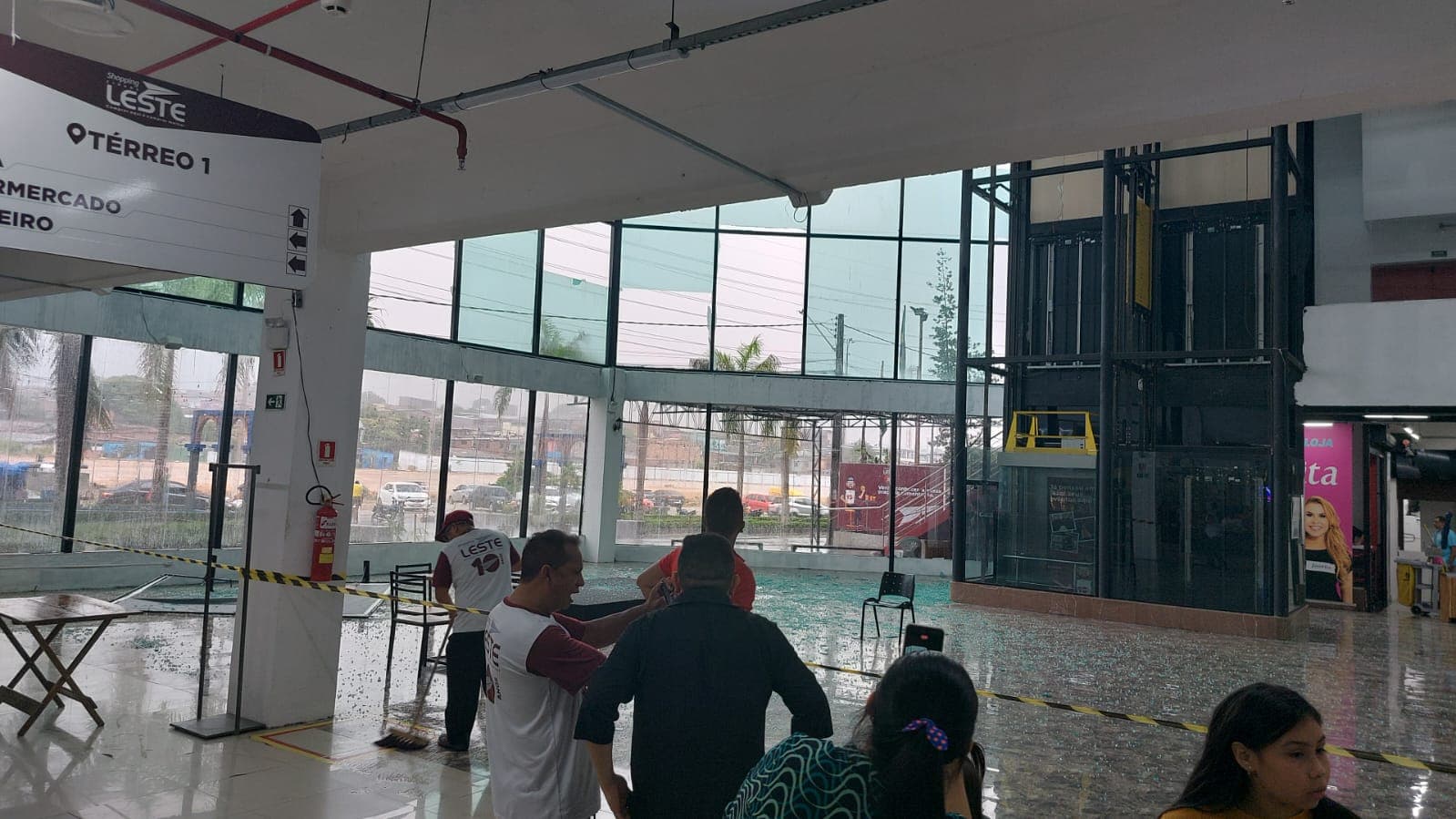 VÍDEOS: Forte temporal quebra vidraças de Shopping e assusta clientes, em Manaus