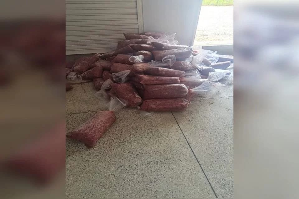 Loja é interditada após ser flagrada vendendo carne fake
