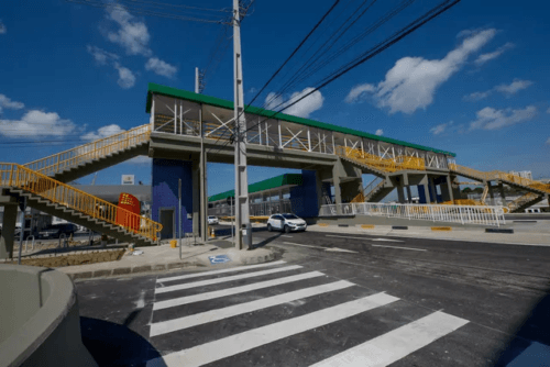 Alunos ficam presos dentro de elevador de plataforma de ônibus, em Manaus