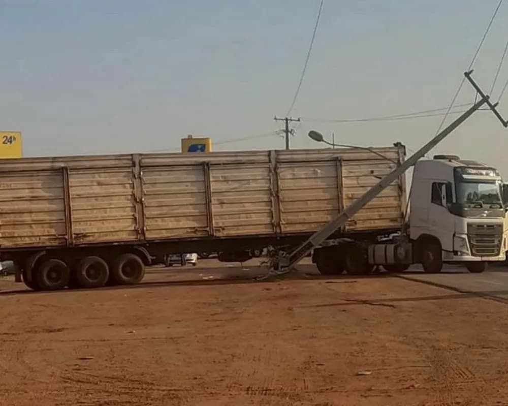 Caminhão derruba poste em rodovia e deixa mais de 2 mil residências sem energia