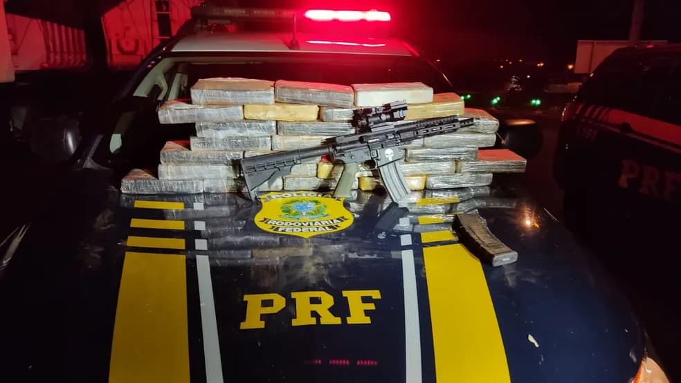 Fuzil e mais de 50 kg de cocaína são apreendidos pela polícia e três pessoas são presas por tráfico internacional de armas e drogas