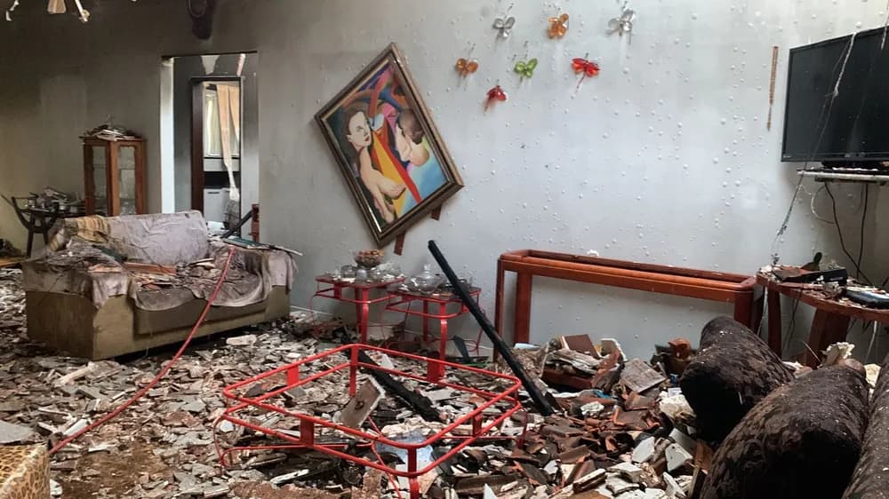 VÍDEO: Teto desaba e móveis ficam destruídos após casa incendiar em Palmas
