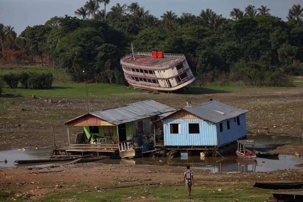 Em Manaus, Rio Negro alcança a terceira maior seca da história
