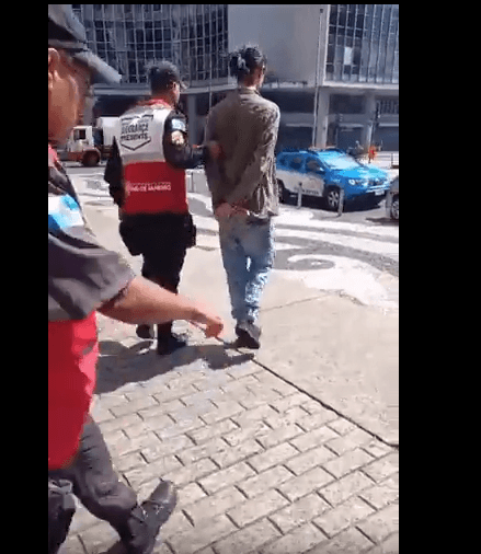 VÍDEO: Homem tenta incendiar Igreja da Candelária no Rio de Janeiro é e preso nesta terça-feira