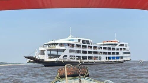 VÍDEO: Barco com tripulantes e passageiros encalha no meio do Rio Negro, no AM