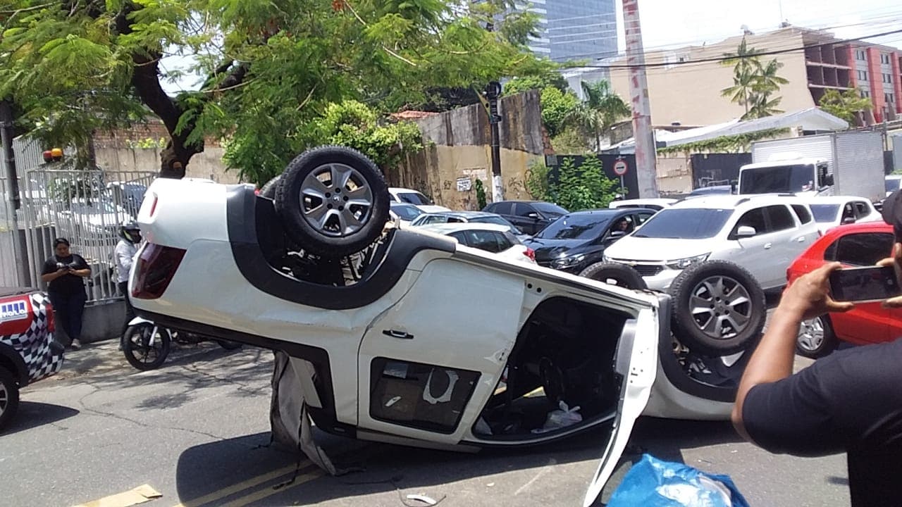 VÍDEO: Picape capota em acidente e deixa motorista preso em veículo, em Manaus