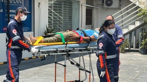 VÍDEO: Acidente envolvendo carro e moto deixa homem ferido, em Manaus