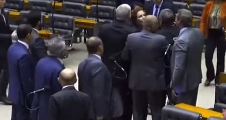 Lindbergh Farias e Carla Zambelli batem boca no plenário da Câmara