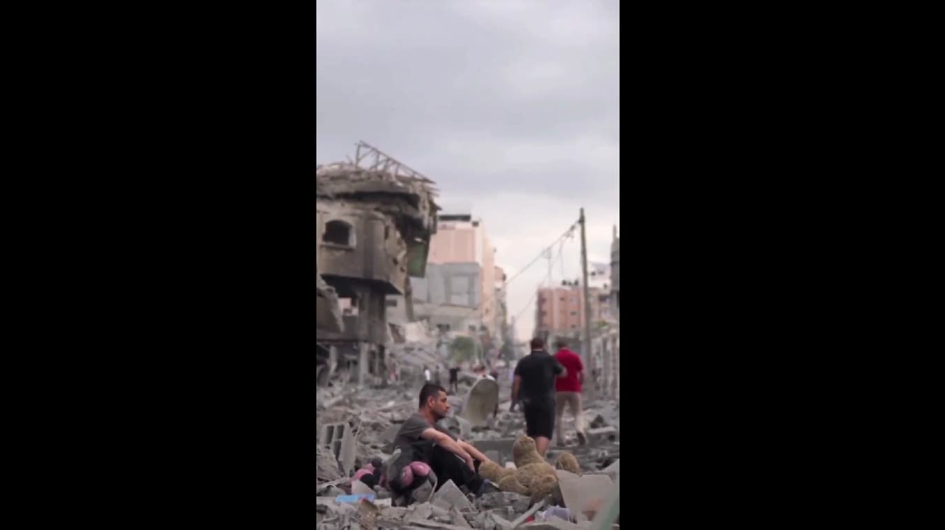 Registro da guerra: homem é visto desolado em meio a escombros de sua casa em Gaza