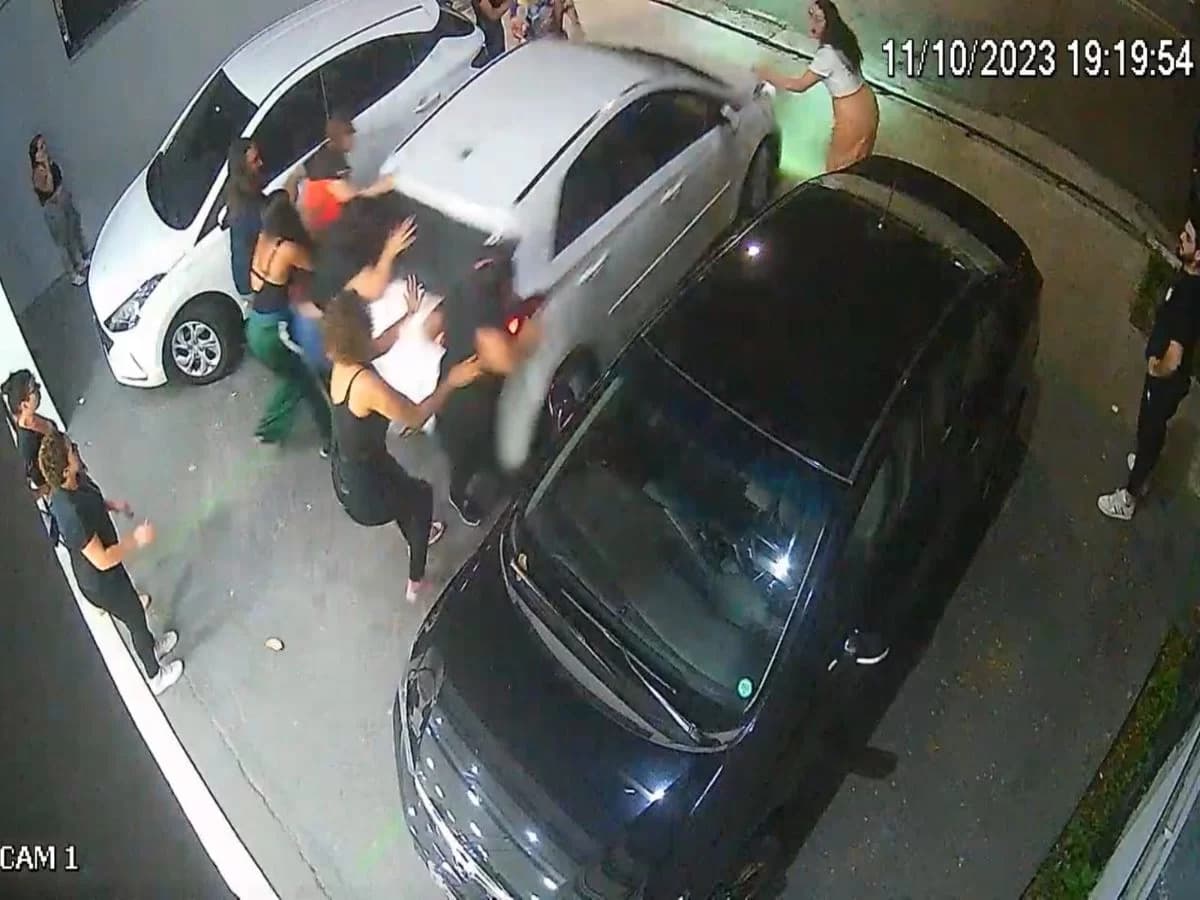 VÍDEO: Mulher atropela pessoas e bate em 2 carros após briga em SP