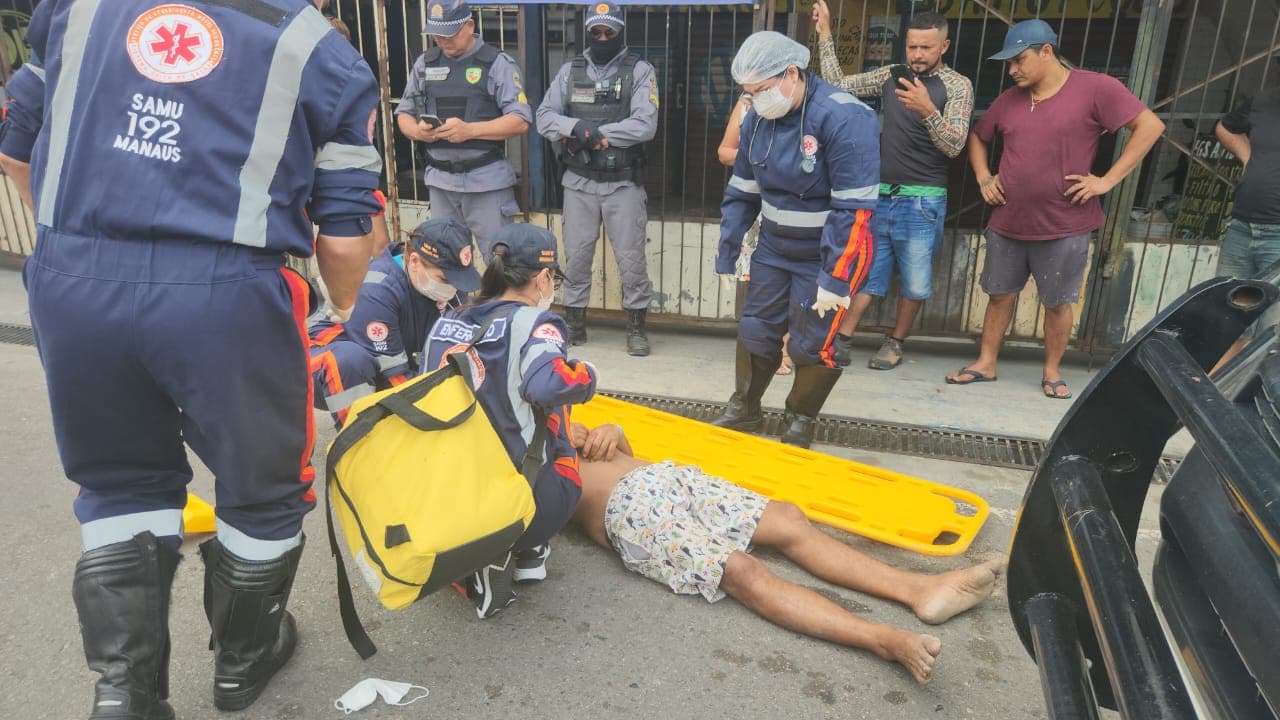 Vídeo: homem é espancado em avenida de Manaus