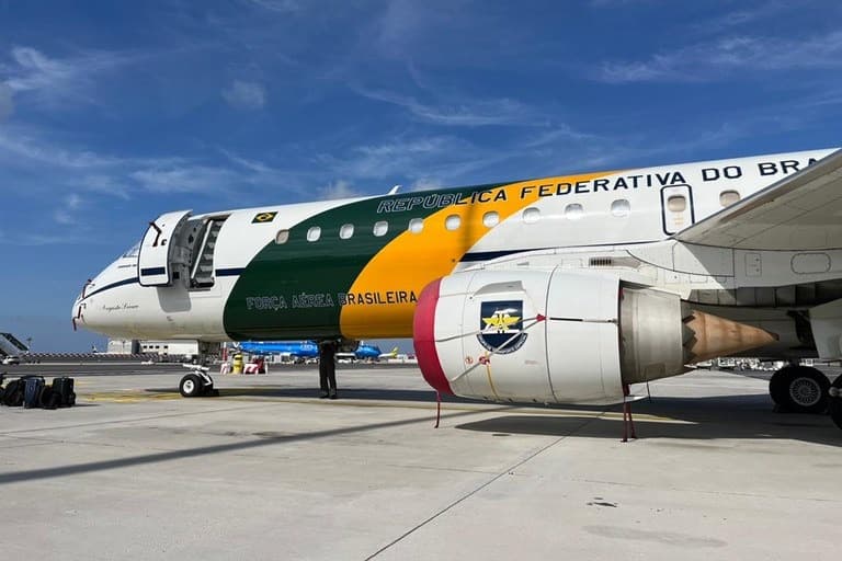 Aeronave da FAB aguarda autorização da travessia de brasileiros na fronteira do Egito