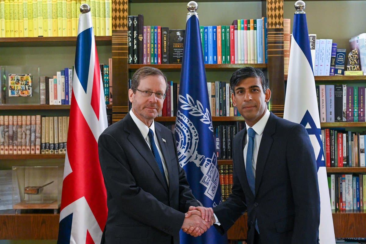 Israel critica BBC por não chamar Hamas de terrorista e ministro britânico concorda