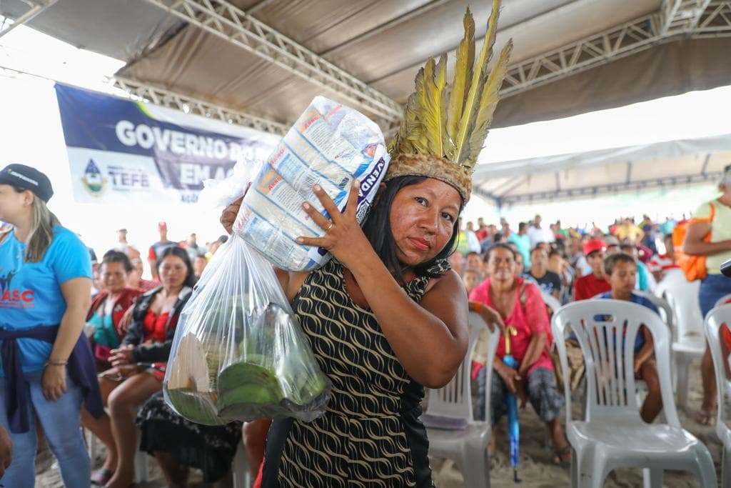 Indígenas afetados pela seca dos rios recebem ajuda com alimentos e medicações