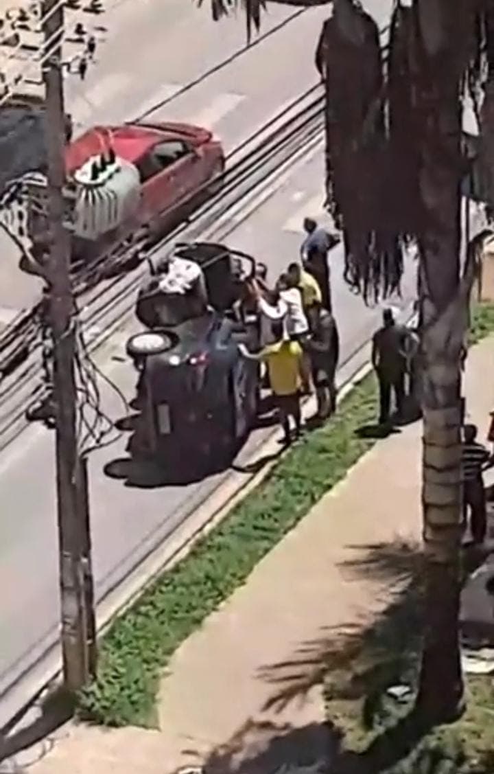 Vídeo: mulher é resgatada após carro tombar no DF