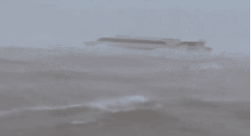 VÍDEO: Chuva forte e temporal “quase” viram embarcação no meio do rio, no AM