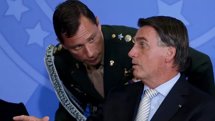 Cid diz que Bolsonaro ordenou a falsificação de certificados de vacinas