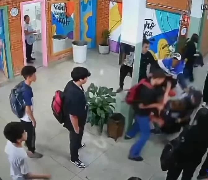 Vídeo: em escola, mãe e aluno agridem professora