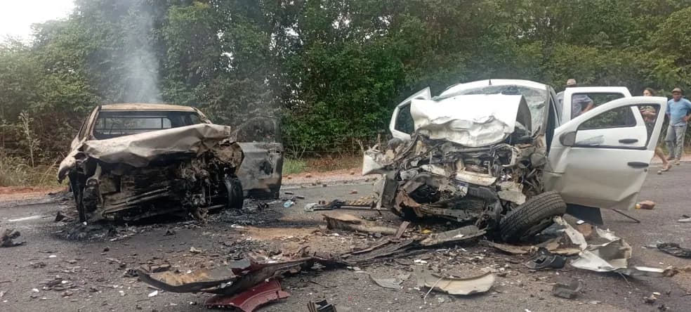 Duas pessoas morrem após colisão entre caminhonetes, no Tocantins