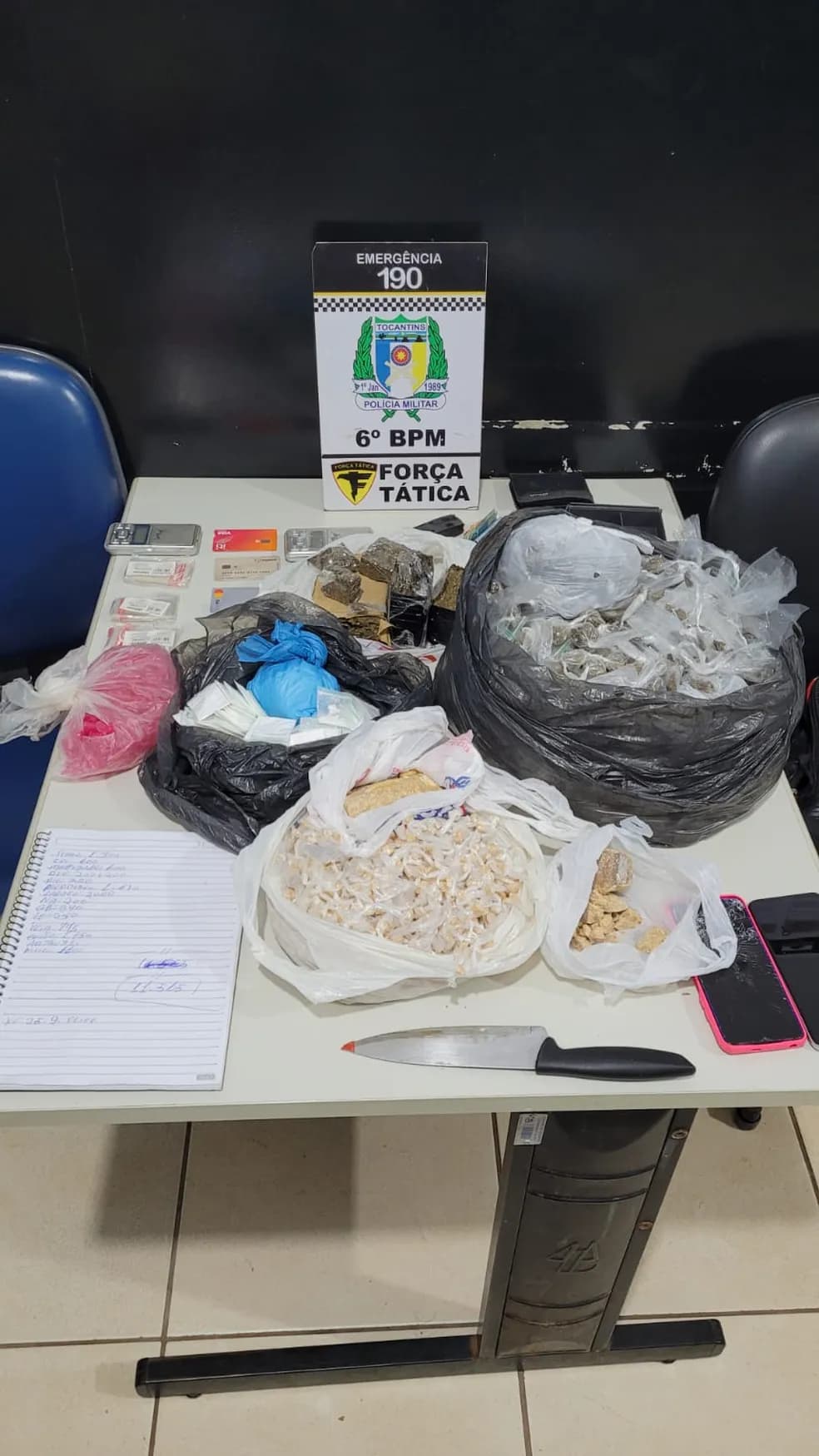 Polícia é chamada para apurar tiros e encontra porções de drogas embaladas para venda, em Palmas