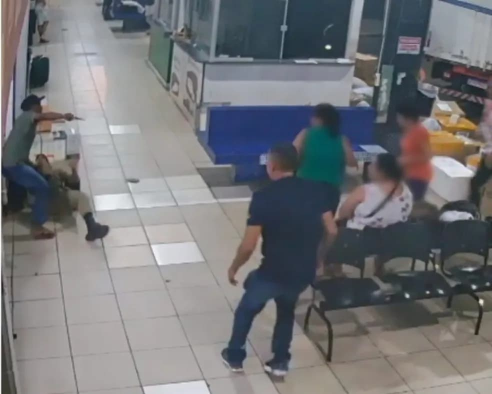 VÍDEO: Homem ataca policial com faca e morre após ser espancado por populares
