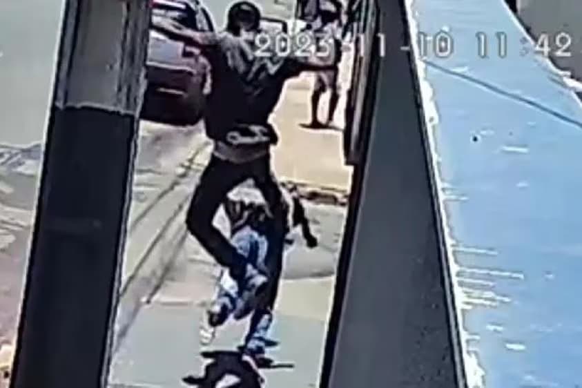 VÍDEO: Homem mata idoso com voadora nas costas em MG