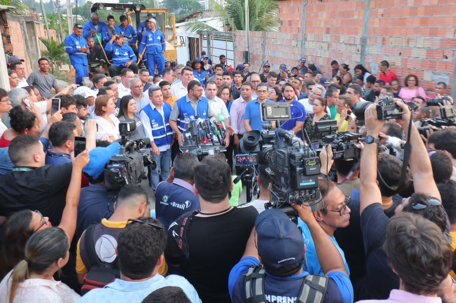 Wilson Lima acompanha ações do Asfalta Amazonas em comunidade de Manaus