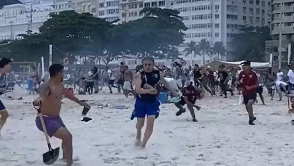 Vídeo: torcedores de Fluminense e Boca Juniors brigam em Copacabana