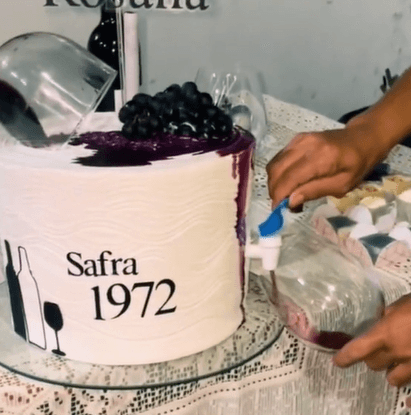 VÍDEO: Em Manaus, confeiteira surpreende e cria bolo que sai vinho de dentro