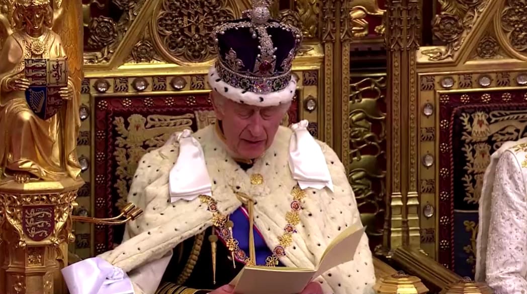 Rei Charles III discursa pela primeira vez no Parlamento britânico