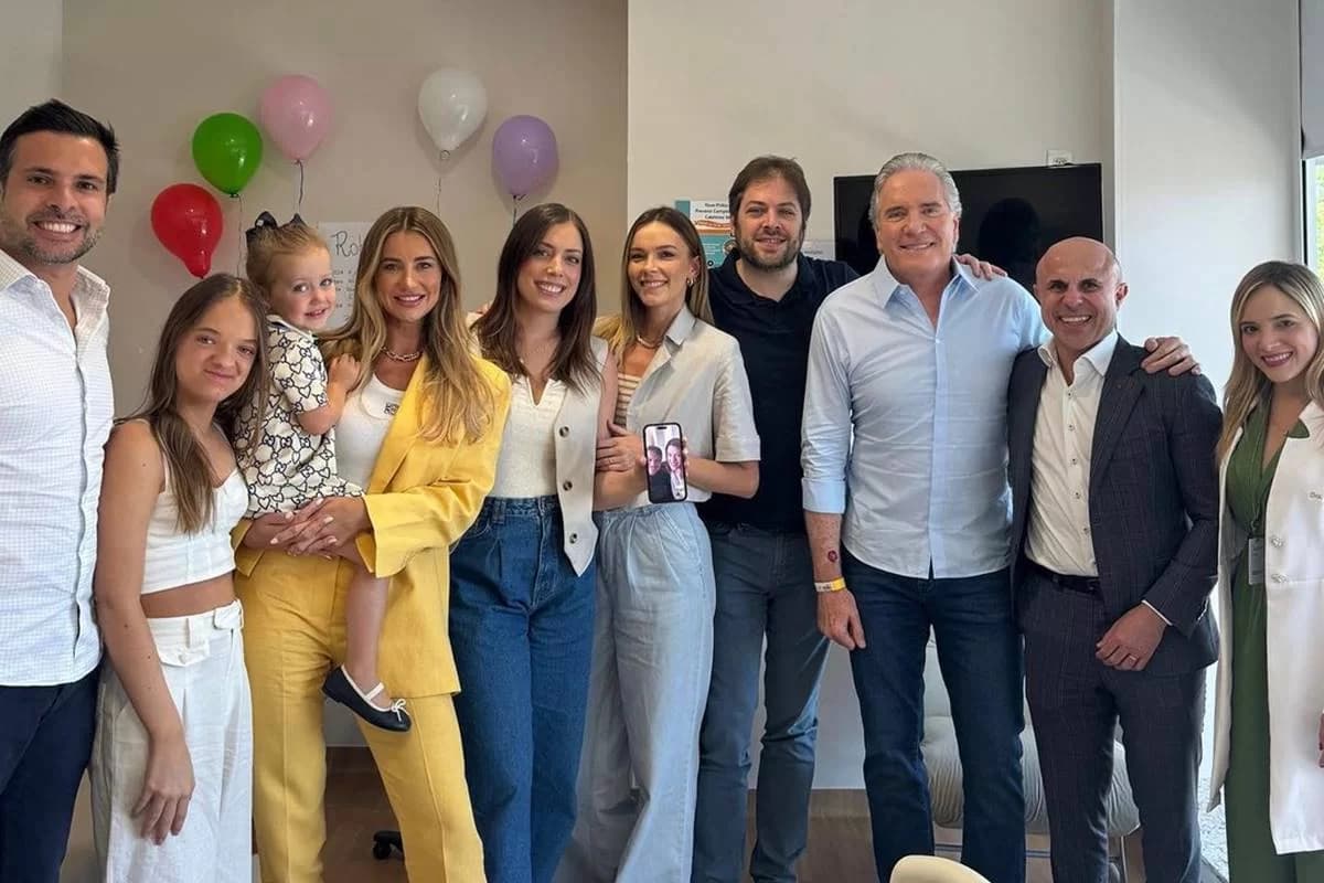 Ao lado da família, Roberto Justus comemora o último tratamento contra câncer