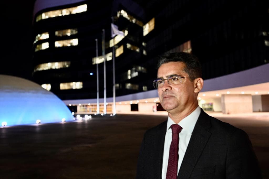 Prefeito David viaja a Brasília em busca de recursos para Manaus