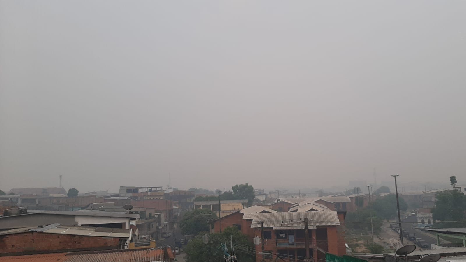 Fumaça encobre Manaus neste sábado (4) e ar chega a ser considerado ‘perigoso’