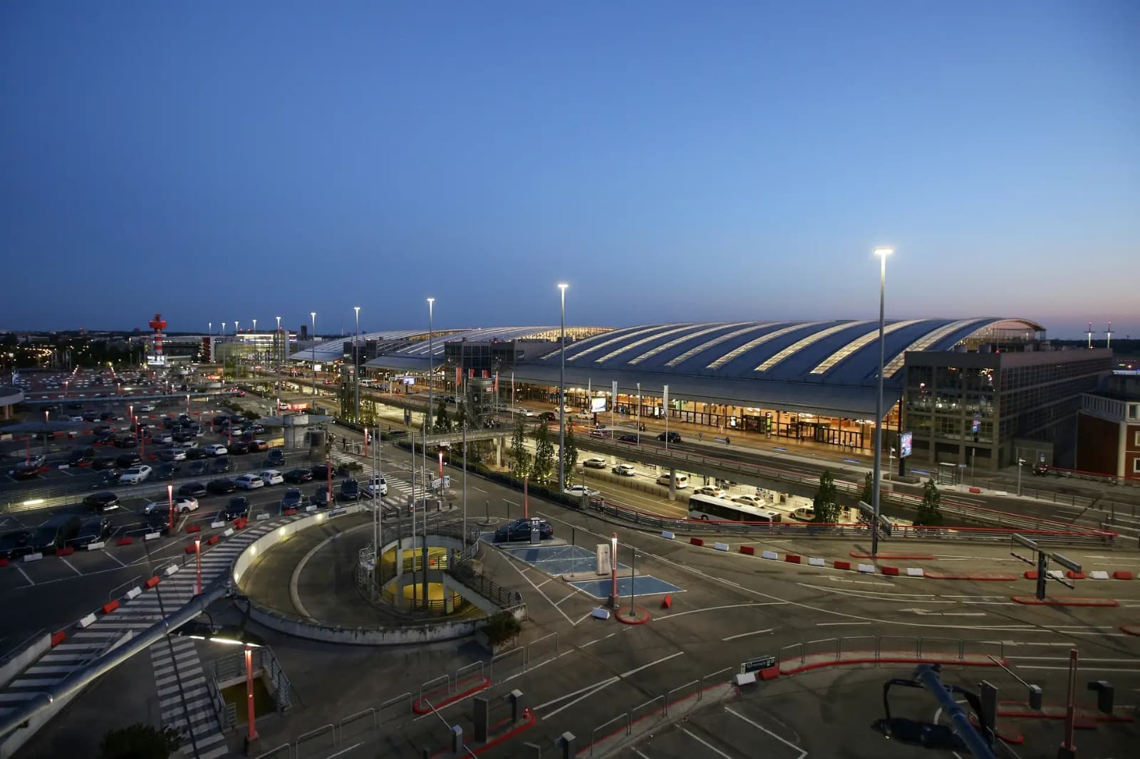 VÍDEO: Aeroporto de Hamburgo é paralisado após invasão de homem armado