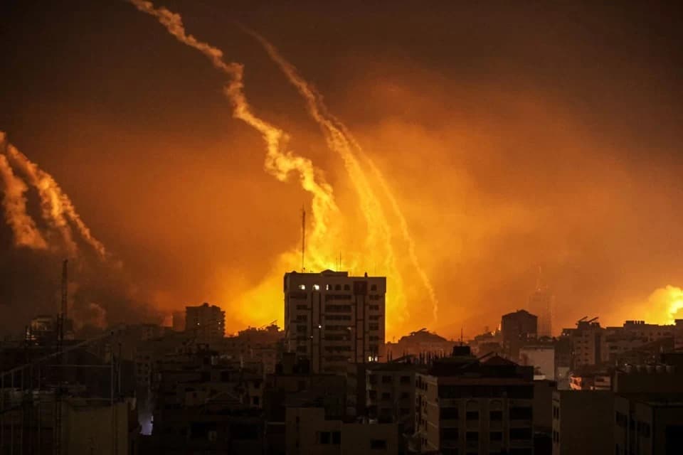 VÍDEO: Mais de 200 morrem em bombardeios noturnos de Israel, diz ministério palestino