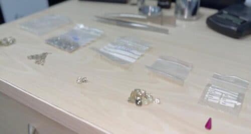 VÍDEO: Homem é preso com R$ 1 milhão em joias e por negociar diamantes ilegais, em Manaus