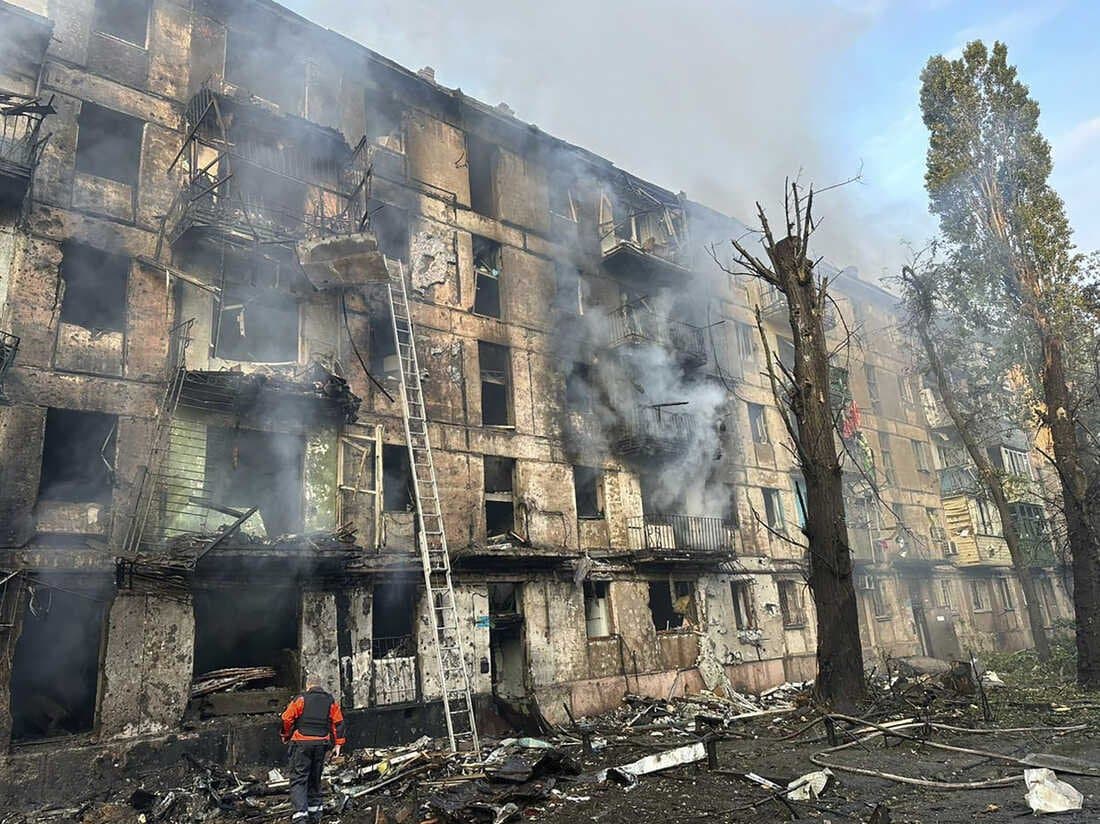 Mísseis russos matam civis na Ucrânia após atingirem área residencial, diz polícia local