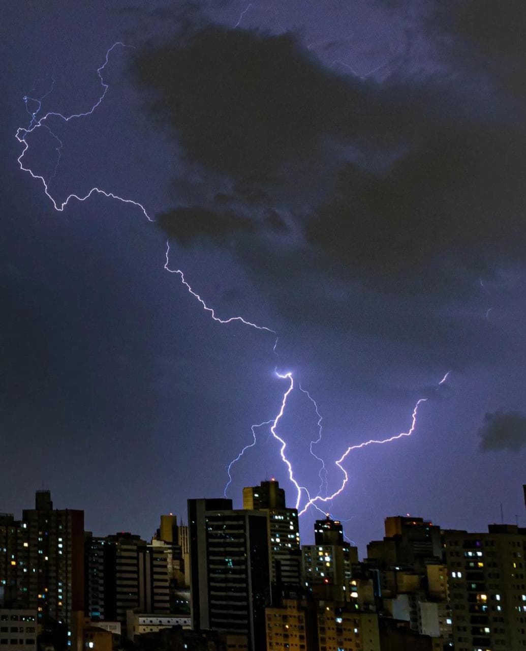 VÍDEO: Fotógrafo registra raio com formato do mapa do Brasil