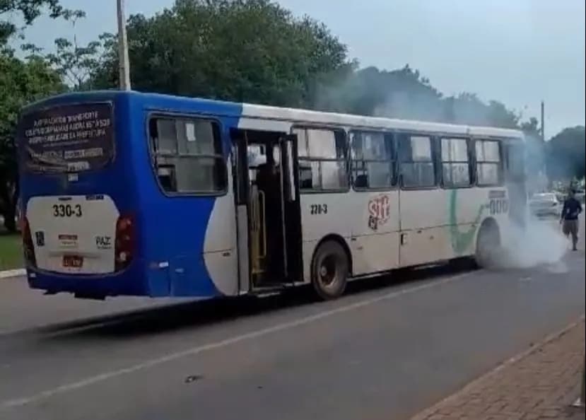 VÍDEO: Ônibus tem princípio de incêndio no centro de Palmas