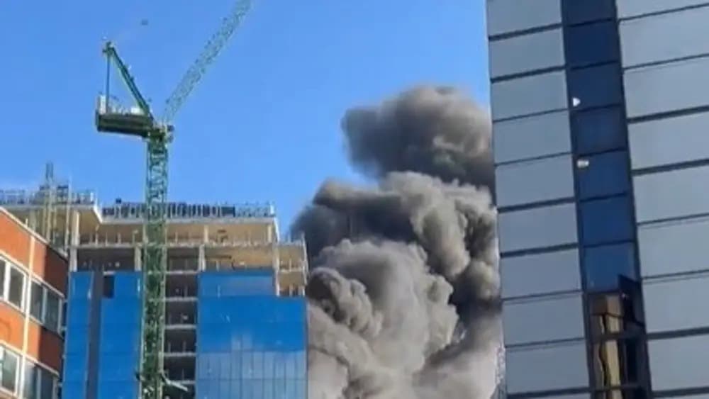 VÍDEO: Operário no alto de prédio em chamas tem resgate tenso, na Inglaterra